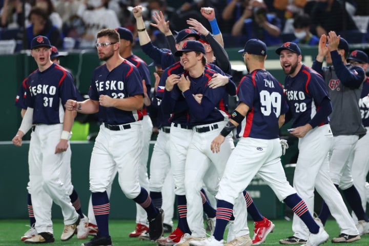 中国に勝利し、WBC初勝利を挙げたチェコはベンチからナインも飛び出し、歓喜に沸いた。写真：CTK Photo/アフロ