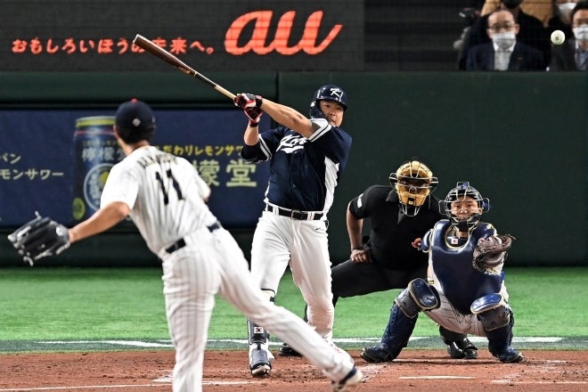 先発のダルビッシュから二塁打を放つカン・ベクホ。(C)Getty Images