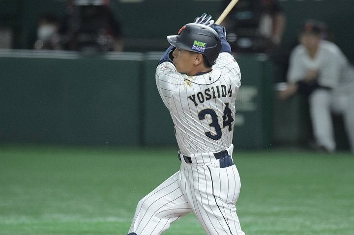 ４回、吉田がセンター前へ逆転のタイムリーを放つ。写真：鈴木颯太朗