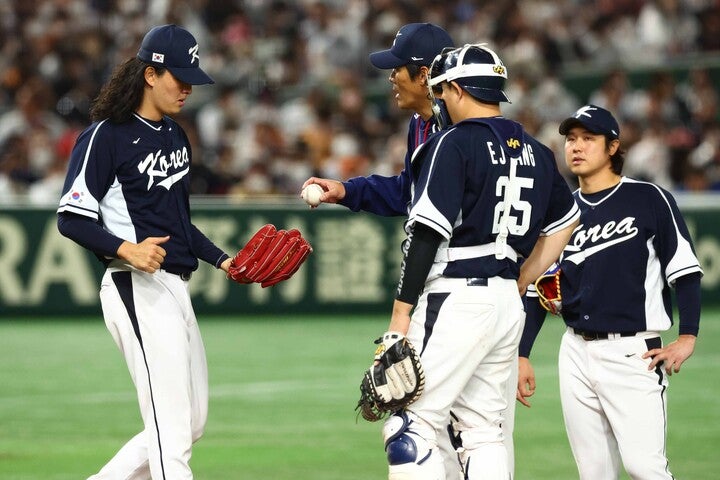 投手陣が次々と打ち込まれた韓国。打者陣が奮起していただけに、投打のバランスを欠いたと言わざるを得ない展開だった。写真：梅月智史