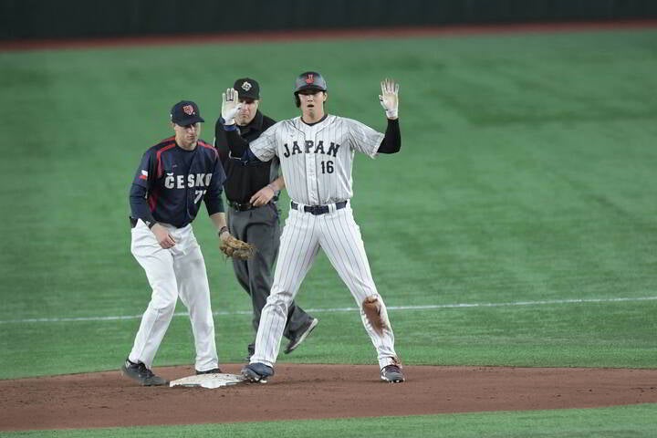 衝撃の二塁打を放った大谷。彼のプレーは、米記者も注目している。写真：鈴木颯太朗