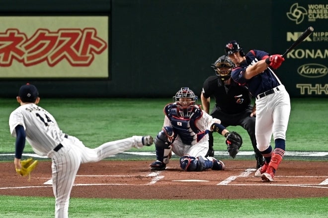 佐々木が放った渾身の速球を見事に打ち返すクラップ。東京ドームがどよめいた。(C)Getty Images