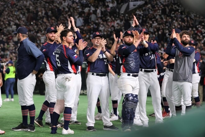 侍ジャパンとファンに拍手を贈るチェコ代表の選手たち。東京ドームに清々しい空気を運んだ。(C)CTK Photo/AFLO
