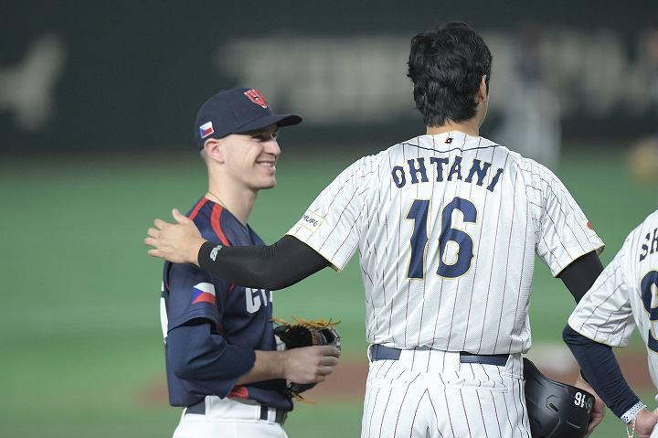 試合中もチェコの選手にフレンドリーな対応を見せた大谷。試合後も相手に対し、最大限の敬意を払った。写真：鈴木颯太朗