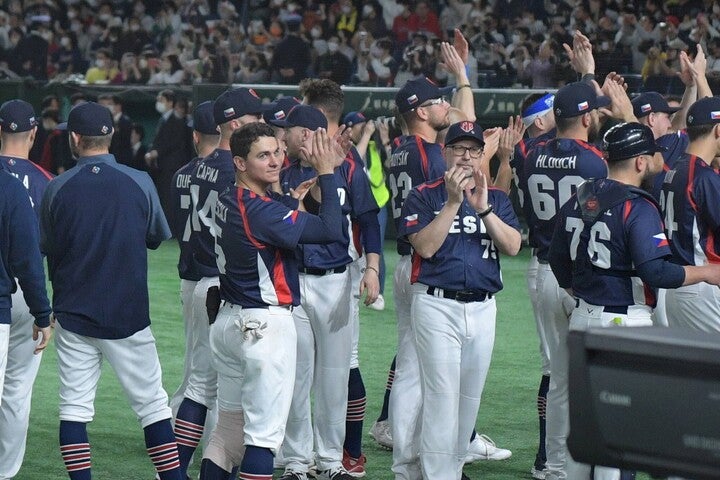 試合後には日本のベンチ、観客に向けて拍手を送ったチェコ選手たち。写真：鈴木颯太朗