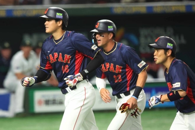 特大３ランで東京ドームを熱狂させた大谷（左）。このあと“デスターシャ”も繰り出した。写真：梅月智史