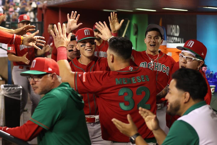 アメリカを相手に打線が繋がったメキシコ戦士たち。ベンチは大盛り上がりだった。(C)Getty Images
