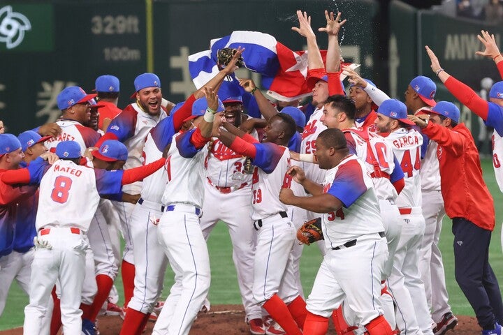 勝利の瞬間、マウンドに集まって喜び合ったキューバの面々。このチームワークもまた強さの秘訣だ。写真：CTK Photo/アフロ