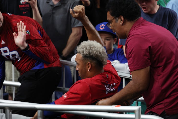 試合後に右足を負傷したディアズ（中）は車いすで球場を去る際にファンに向けて右手で歓声に応えた。(C)Getty Images