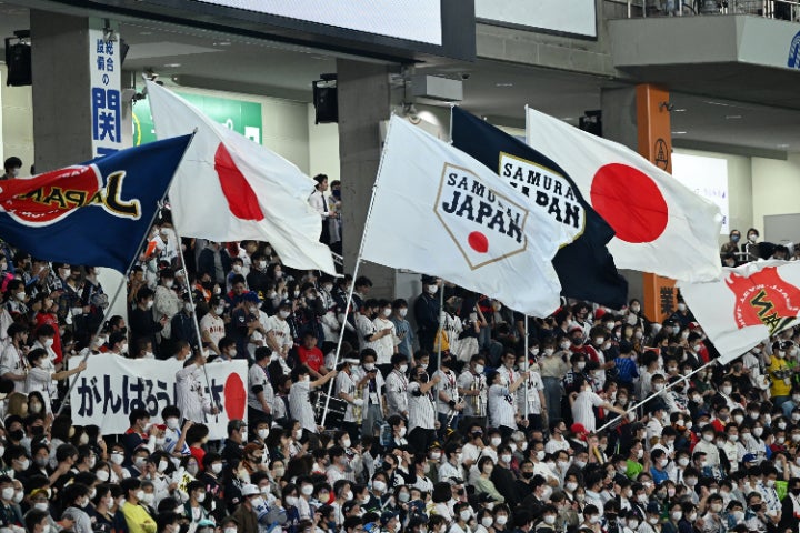 侍ジャパンの試合が行なわれる東京ドームは連日満員。海外記者は試合前の観客の熱狂ぶりに驚いた。(C) Getty Images