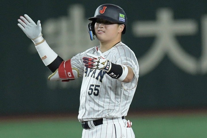 塁上で渾身のガッツポーズを披露する村上。写真：鈴木颯太朗