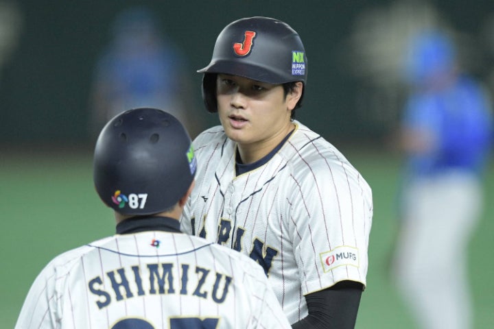 意表を突くセーフティバントで出塁した大谷。写真：鈴木颯太朗