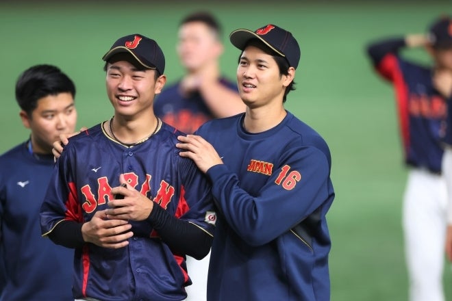 大谷（右）を筆頭に野球を心底楽しんでいる姿が印象的な侍ジャパン。常にポジティブな空気に包まれている。(C)CTK Photo/AFLO