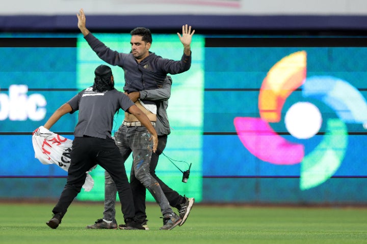 米国vsキューバ戦で観客がグラウンドに乱入し、試合が一時中断した。(C) Getty Images