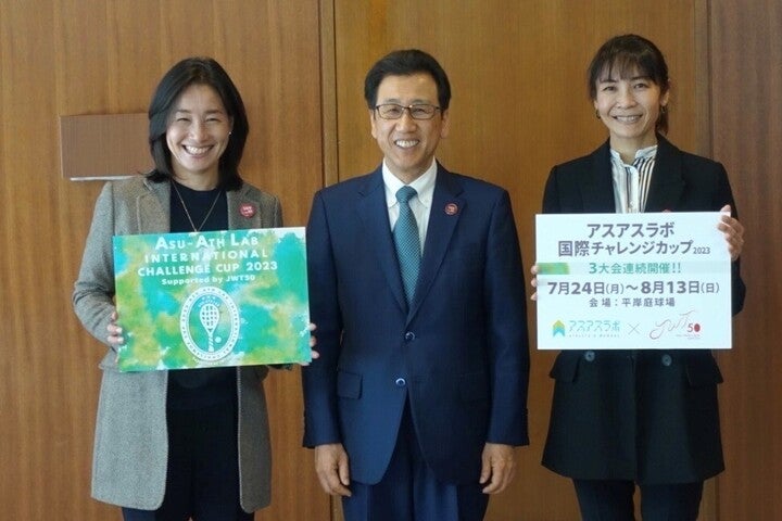 新大会が開催される札幌市の秋元克広市長（中央）を表敬訪問した伊達公子氏（左）と小畑沙織氏（左）。写真：JWT50