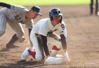 センバツ優勝校同士の対戦は、一瞬の隙が勝敗を分ける好ゲームとなった。写真：THE DIGEST写真部