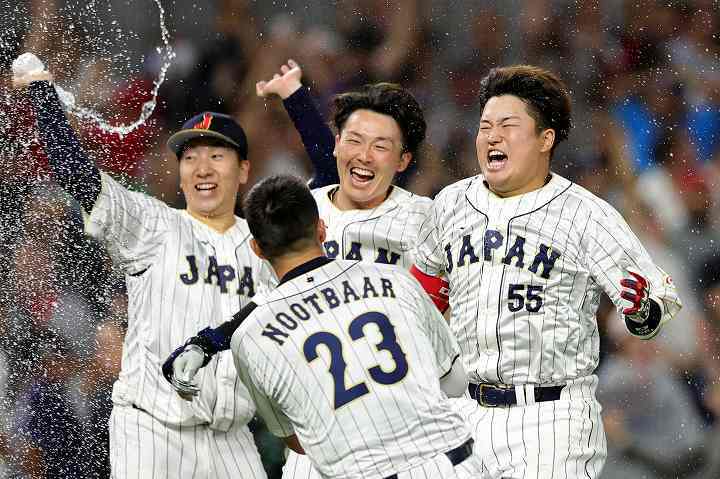 日本が村上（55番）のサヨナラ適時打で決勝進出を決めた。(C) Getty Images