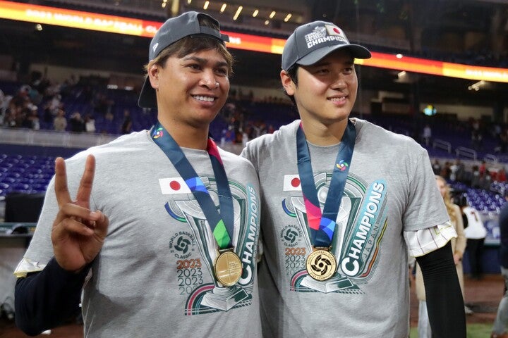 大会MVPに輝いた大谷と笑顔で２ショットを取る宇田川。(C)Getty Images