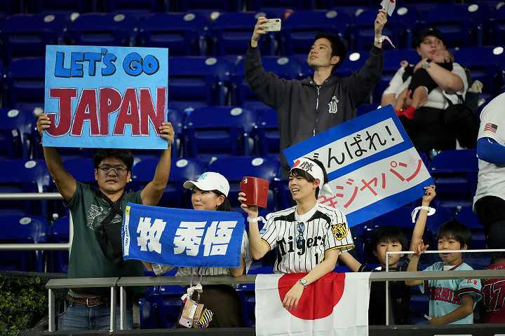 昨年のW杯に続き、日本人ファンのスタンドでの振る舞いが称賛の対象となっている。(C) Getty Images