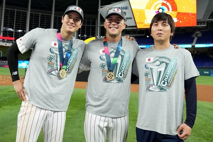 ３大会ぶりに優勝を果たした侍ジャパン。水原氏（右）にも金メダルが授与されたようだ。(C) Getty Images