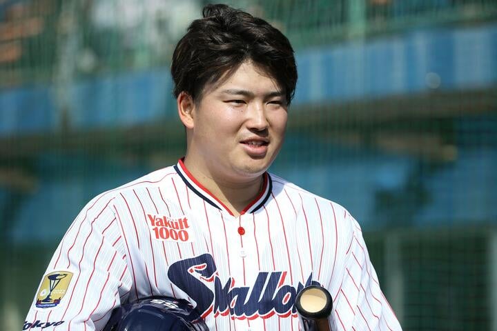 31日の開幕戦の第１打席で２ランホームランを放った村上。その一発に海外記者も注目した。写真：滝川敏之