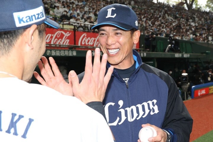 初勝利のウイニングボールを手渡され、笑顔を見せる松井監督。「現役時代もこれほど緊張したことはなかった」と待望の白星を喜んだ。写真：産経新聞社
