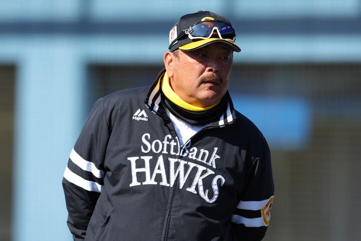 ４回に本塁のクロスプレーについてリプレー検証を求めた、ソフトバンクの藤本博史。写真：梅月智史