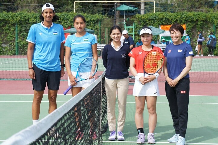 BJK杯日本対ウズベキスタン戦。杉山愛監督（右端）が見守る中、坂詰姫野（右から２人目）がデビュー戦を快勝しチームに勢いをもたらした。写真提供：日本テニス協会広報部