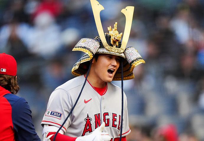 大谷が４号先制２ランを放ち祝福される。(C) Getty Images