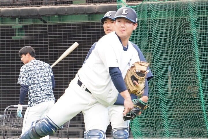 中央大出身の古賀。強肩が持ち味の２年目捕手だ。写真：岩国誠