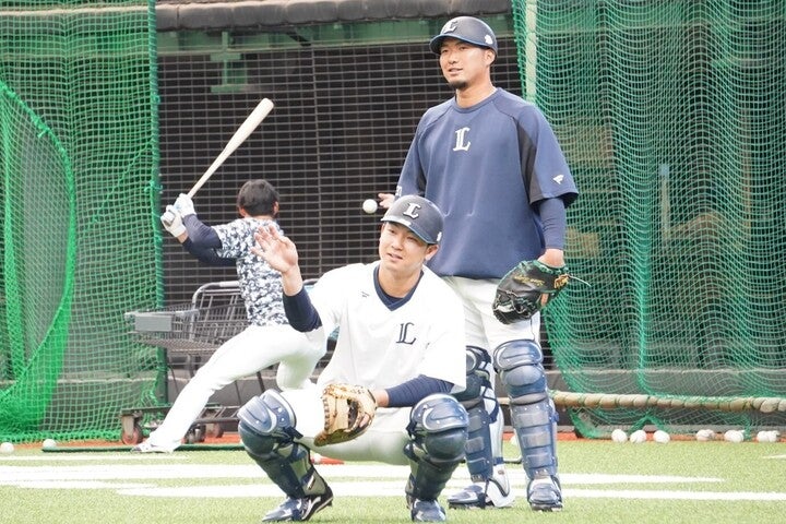 正捕手争いを繰り広げている古賀（下）と柘植（上）。松井監督も二人を絶賛している。写真：岩国誠