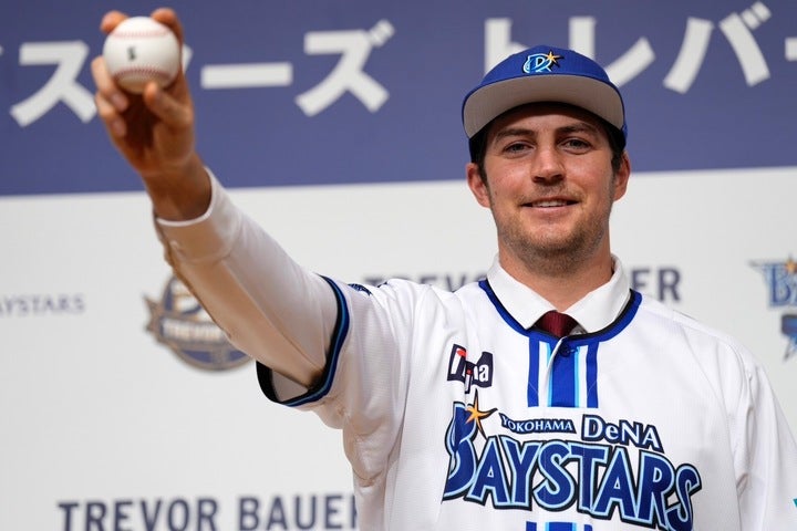 MLBではサイ・ヤング賞にも輝いたバウアーは、日本の文化を楽しんでいるようだ。写真：AP/アフロ