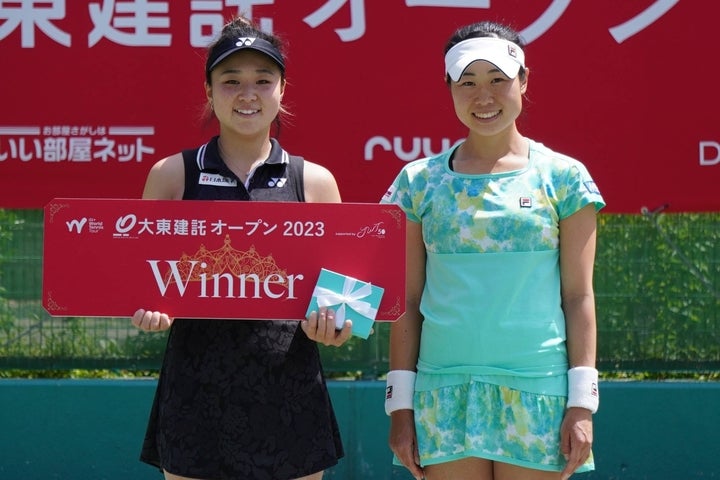 大阪の大東建託オープン、シングルス優勝の川口夏美（左）と準優勝の倉持美穂（右）。共にこのところ力を伸ばしている選手だ。写真：@JWT50