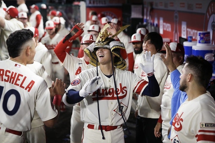 ３試合ぶりに快音を響かせた大谷。ベンチでは、チームメイトから手厚い祝福を受けた。(C)Getty Images