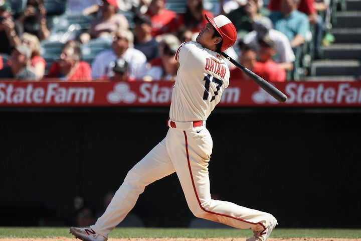 今季４勝目を挙げた大谷。史上初の投手としてのサイクル安打が懸かった第５打席では大飛球を放ったが……。(C) Getty Images