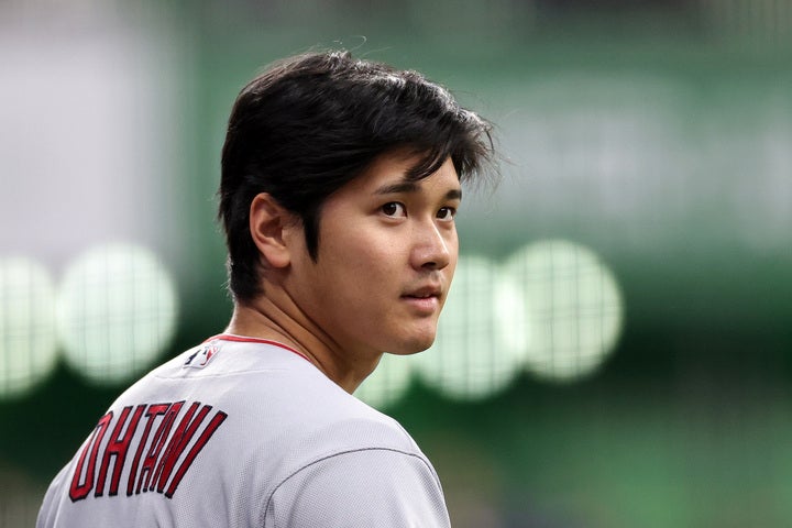 ミルウォーキーに初めて登場した大谷。試合前には敵地ファンから人気を集めた。(C)Getty Images