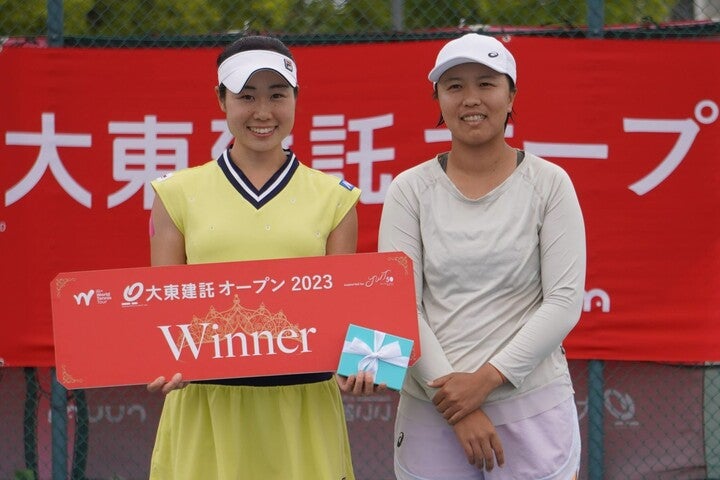福井の大東建託オープン、シングルス優勝の倉持美穂（左）と準優勝のリー・ヤーシュエン（右）。写真：@JWT50
