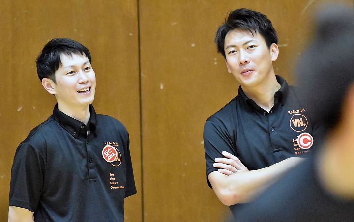 ベンチで相談する浅野博亮監督（左）と高松卓矢コーチ 写真：北野正樹