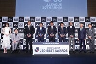 Jリーグ記念イベントでプレゼンターの大役を務めた車いすテニスの国枝慎吾さん（写真左から２人目）。写真提供；Ｊリーグ