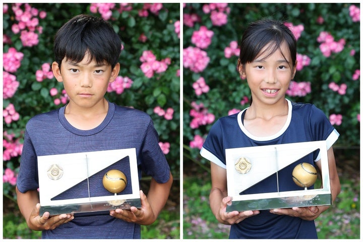 12歳以下男子優勝の山崎あさひ（左）と女子優勝の原口礼（右）。写真：梅月智史（THE DIGEST写真部）