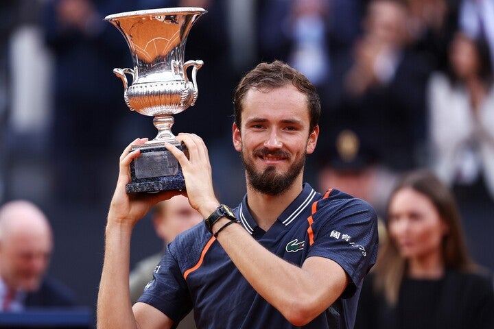 「イタリア国際」決勝でルネに勝利し、クレーコートで初タイトルを手にしたメドベージェフは、全仏オープンへ向け大きく弾みをつけた。（C）Getty Images