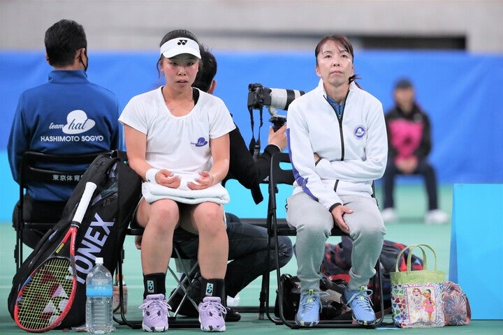 迷っていた時期に巡り合えた吉田コーチ（右）との二人三脚で今や日本を代表する選手にまでに成長した坂詰（写真は今年の日本リーグ）。写真：THE DIGEST写真部
