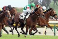 直線抜け出した12番タスティエーラ（中央）が90代目のダービー馬に君臨した。写真：産経新聞社