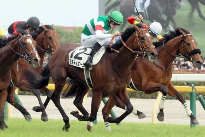 直線抜け出した12番タスティエーラ（中央）が90代目のダービー馬に君臨した。写真：産経新聞社