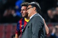 2013-2014シーズンにバルセロナで共闘したメッシとマルティーノ監督。(C)Getty Images