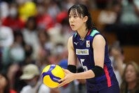 チームに勢いをもたらすサーブを試合開始早々に見せた関。写真：梅月智史（THE DIGEST写真部）