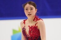 髪をゆるく巻いたスタイルをSNSで公開した紀平。ロイヤルブルーのドレスもゴージャスだ。写真：田中研治（THE DIGEST写真部）