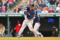 どんな球でもヒットにしてくれる吉田。その打棒から目が離せない。(C)Getty Images