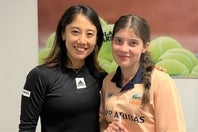 ボールガールの元を訪れた加藤。心優しい振る舞いに世界中から賛辞が寄せられた（写真は公式SNSより）。