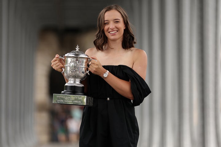 全仏オープンで連覇を飾ったシフィオンテクは、その直後にナダル・アカデミーの卒業式に足を運び、卒業生たちにメッセージを送った。(C)Getty Images